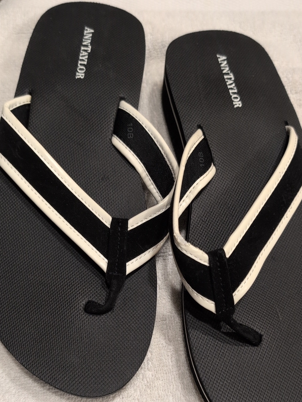 Ann Taylor Black and White Two-Tone Thong Sandals